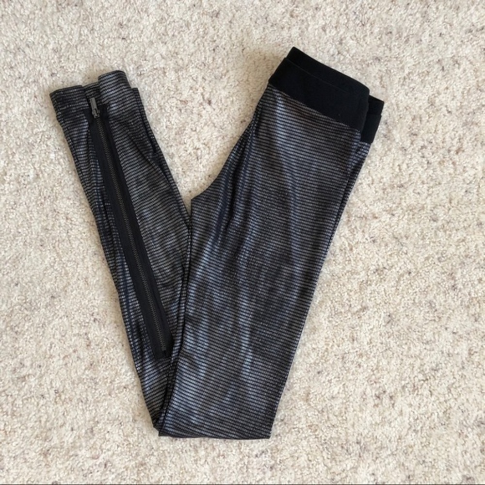 BCBG Maxazria Shimmery Foil Black Leggings Back Zipper Lizard Look Size XXS